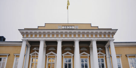 Balkongen på Åbo Akademis huvudbyggnad.