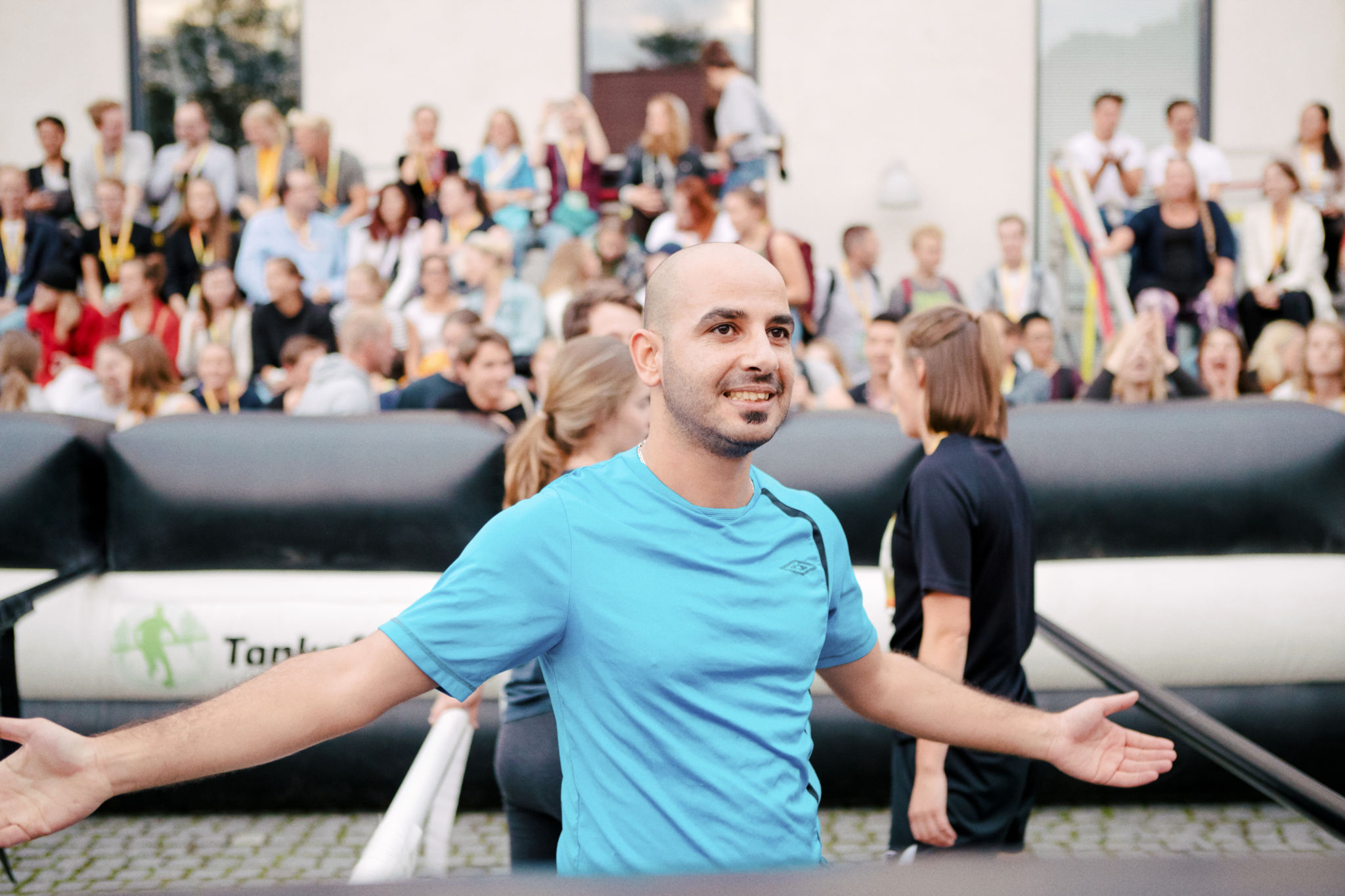 Man i ljusblå skjorta.