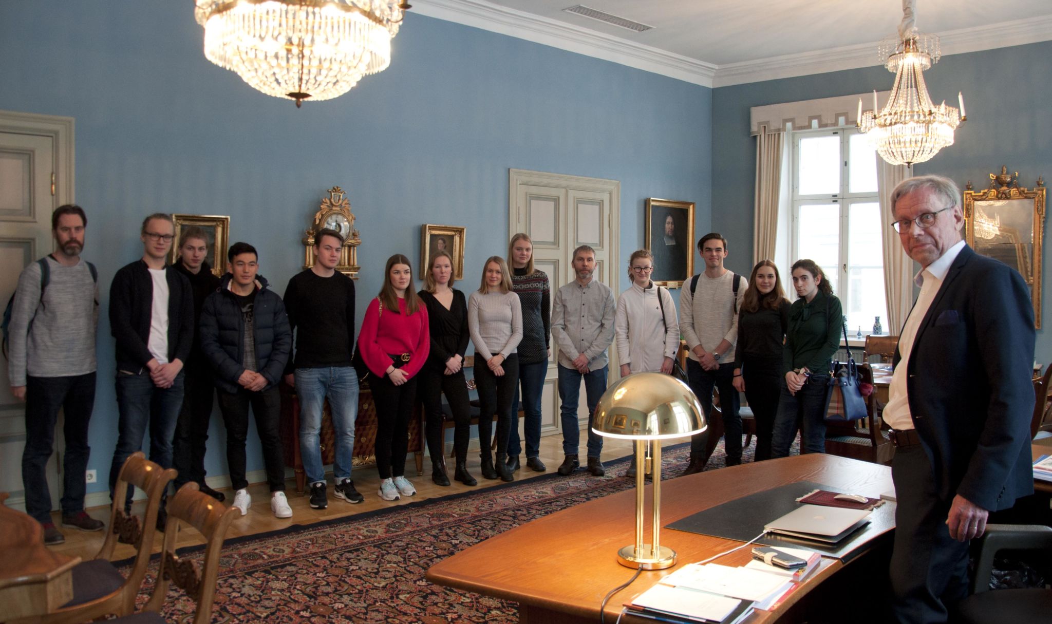 Gruppbild av elever som besöker rektor