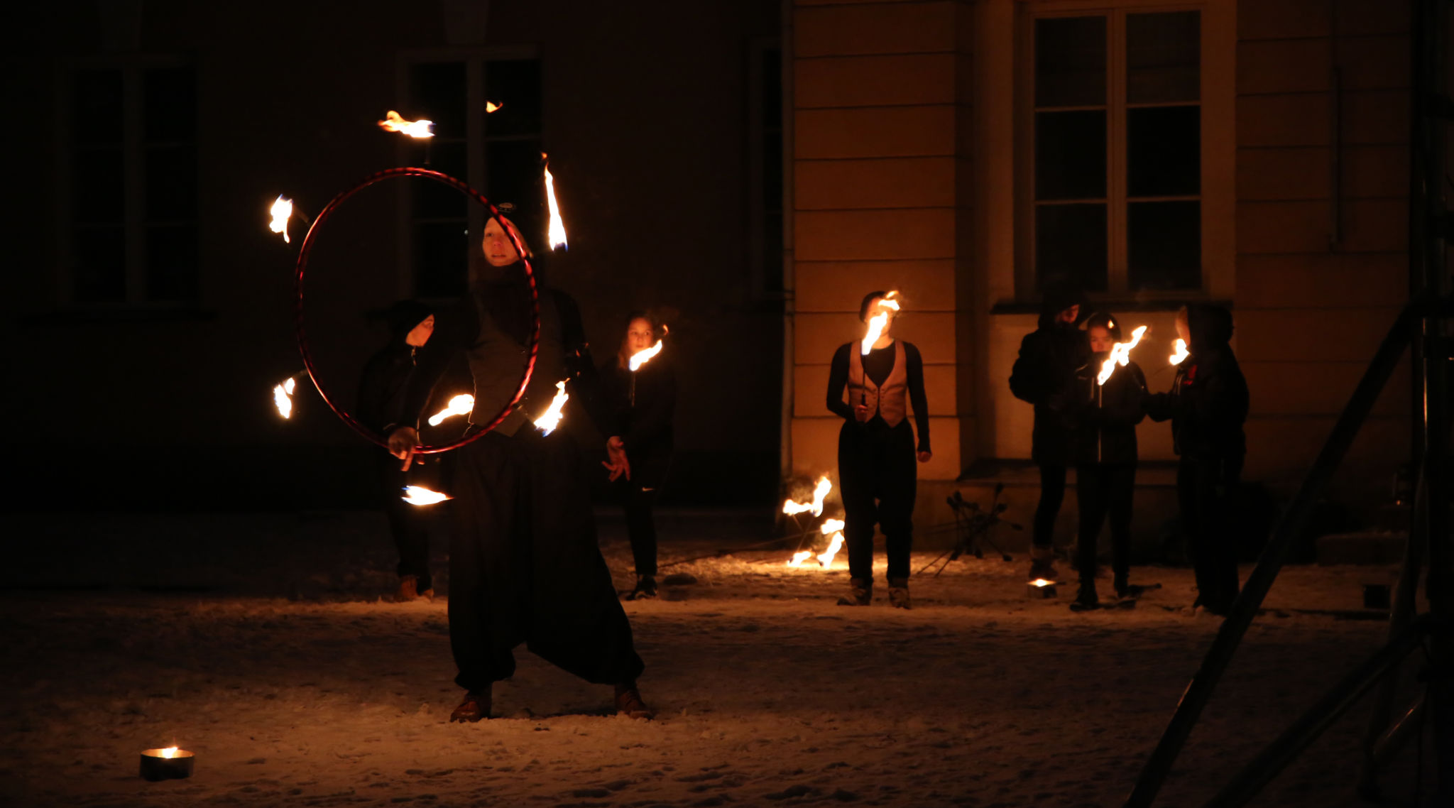 En person jonglerar med eld i mörker