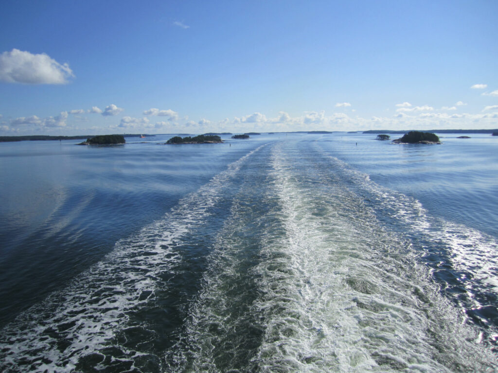 kölvatten och blått hav
