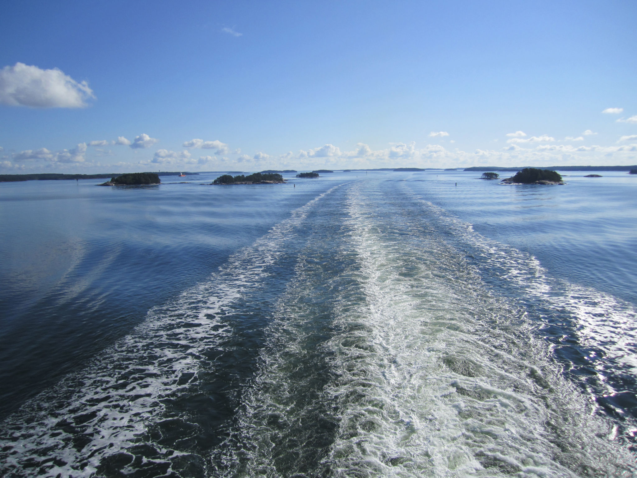 kölvatten och blått hav