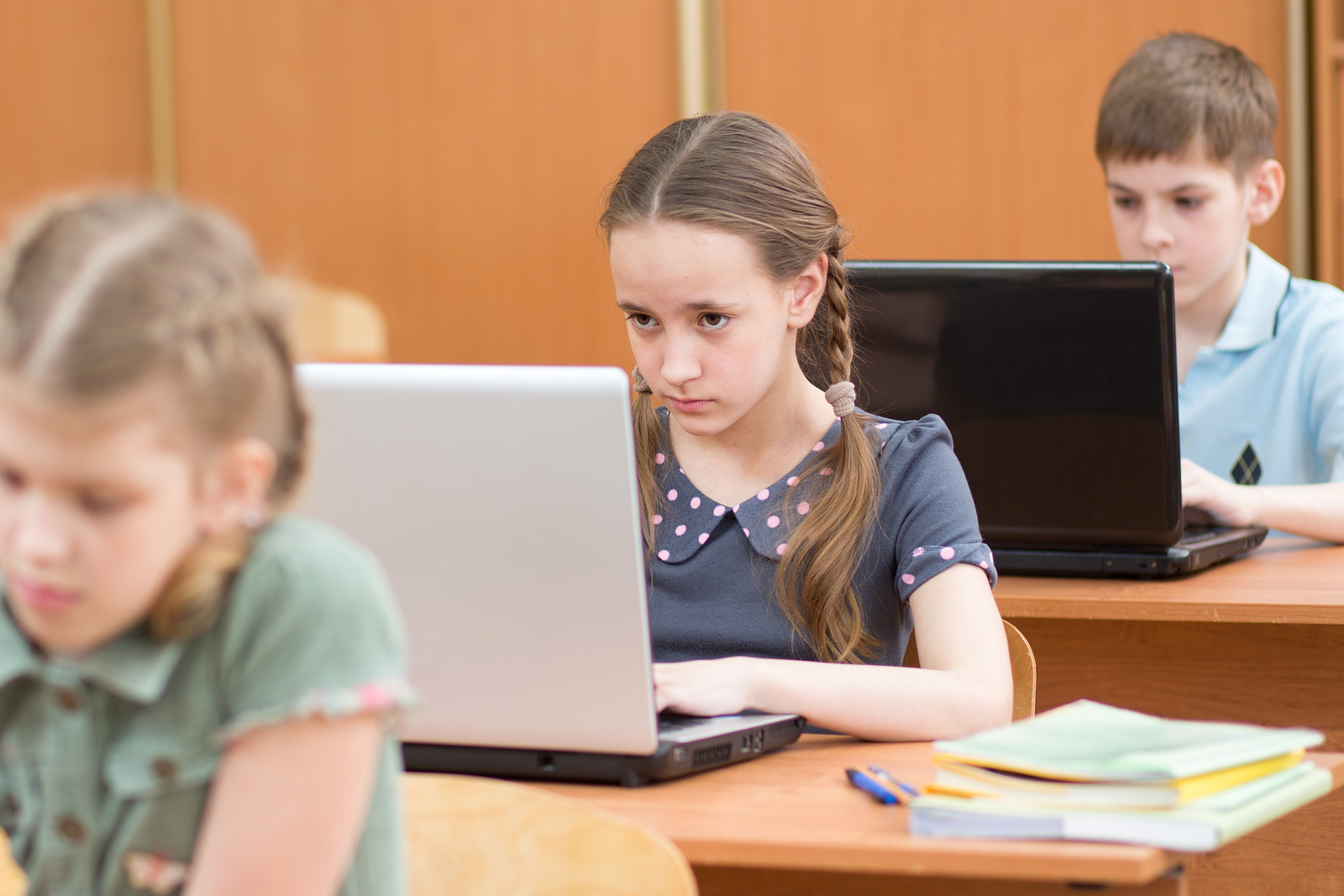 Barn som använder bärbara datorer i undervisningen.