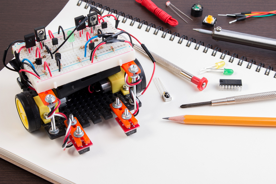 En hemmagjord robot på ett bord.