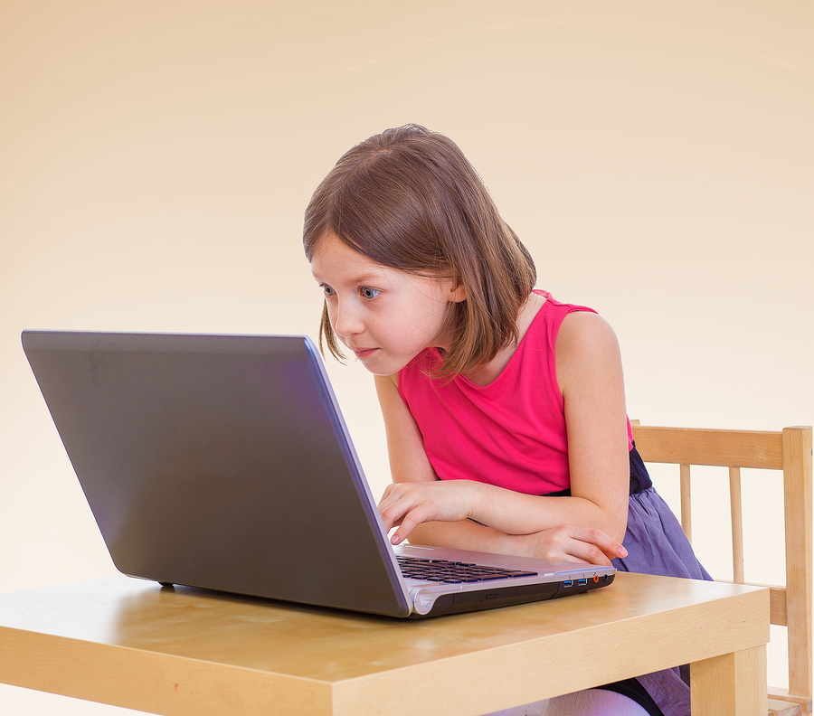 Flicka vid en laptop. Bild för fortbildningne Fördjupad Programmering.