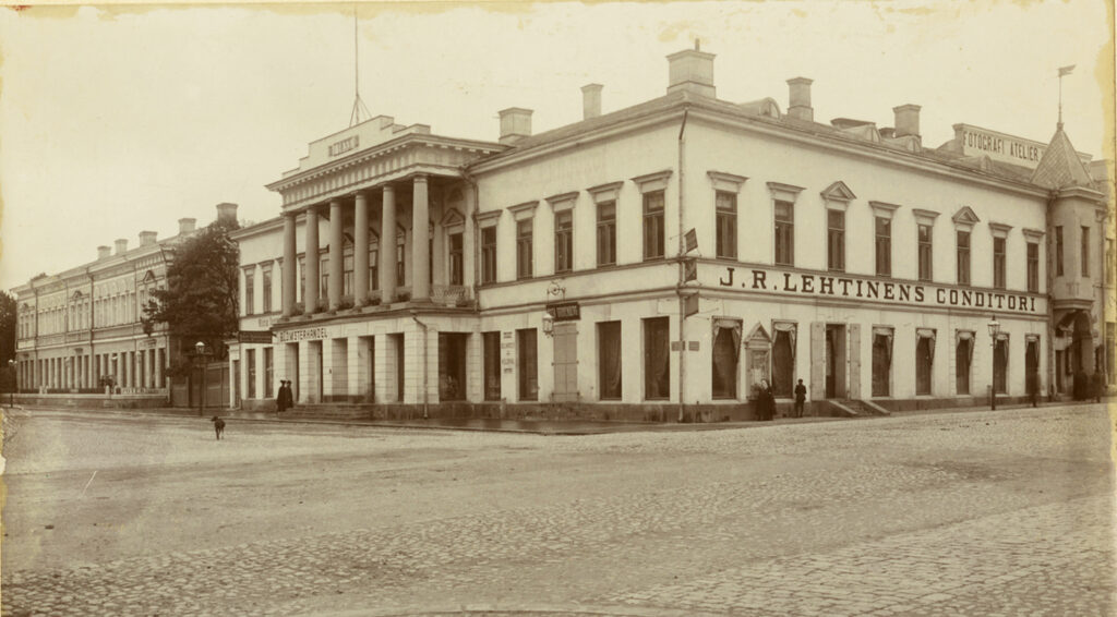 Åbo Akademis huvudbyggnad på ett gulnat fotografi
