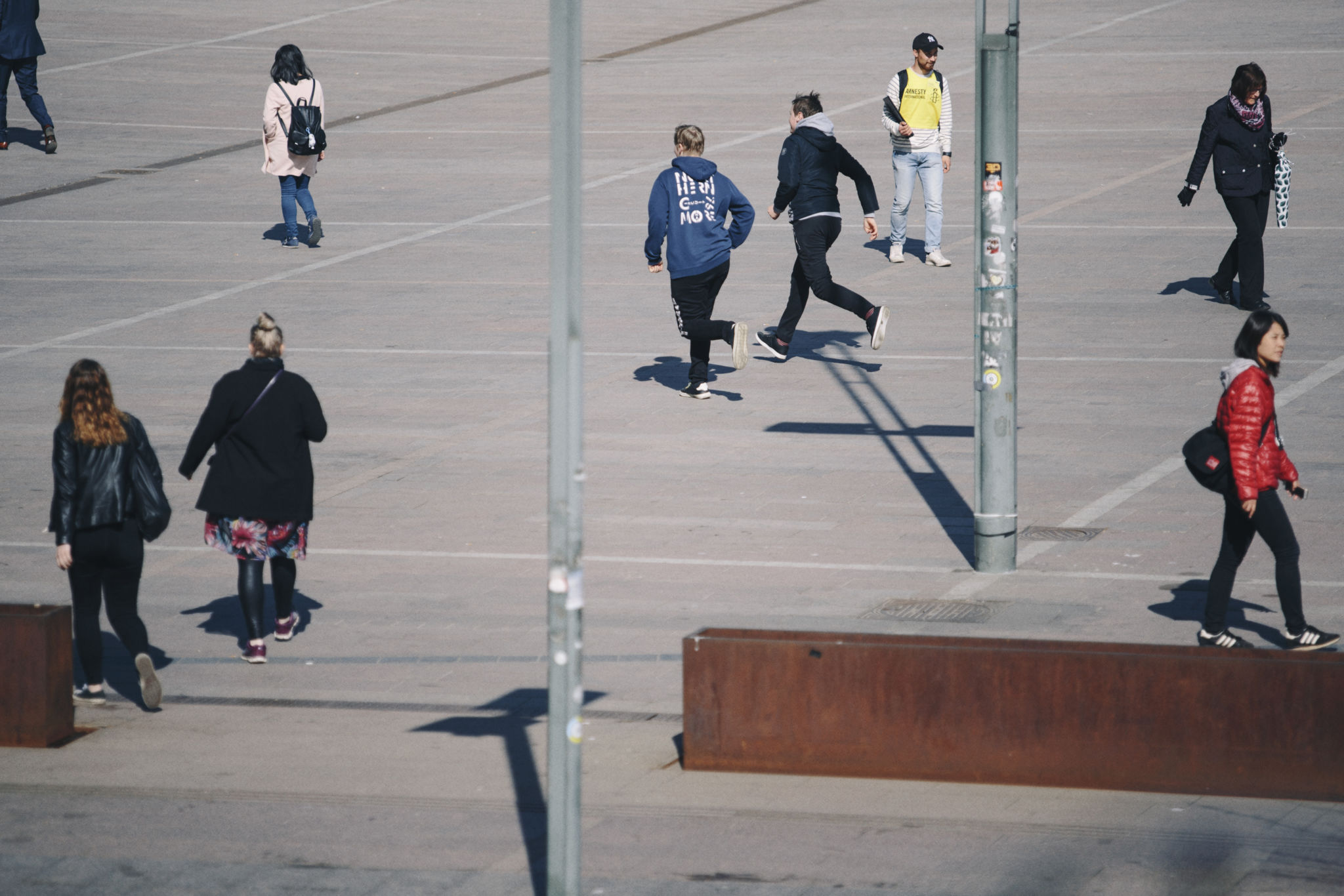 Människor går och löper på en öppen plats.