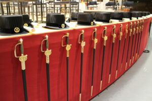 doktorshattar och värjor på rad