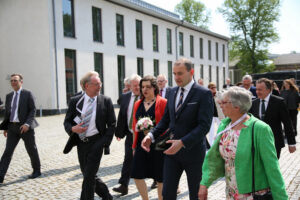 Åbo Akademis rektor Mikko Hupa (t.v.) och kansler Ulrika Wolf-Knuts (t.h.) tog emot presidentparet Eliza Reid och Guðni Th. Jóhannesson på Arkens innergård.
