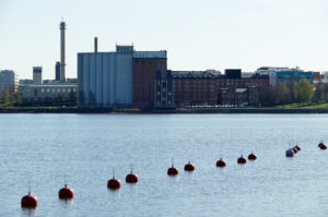 Bojar och vatten med Academill i bakgrunden.