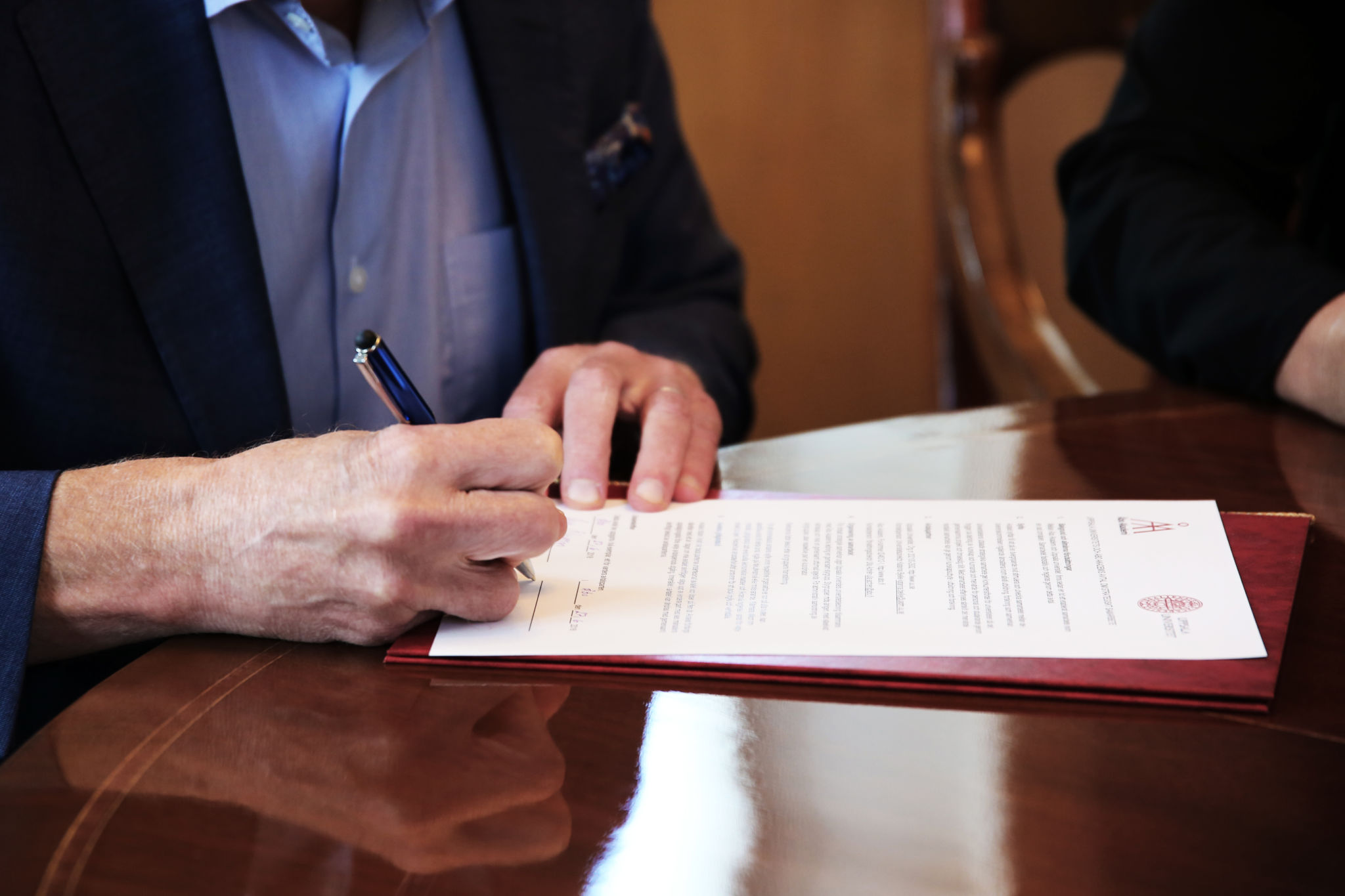 man som undertecknar avtal