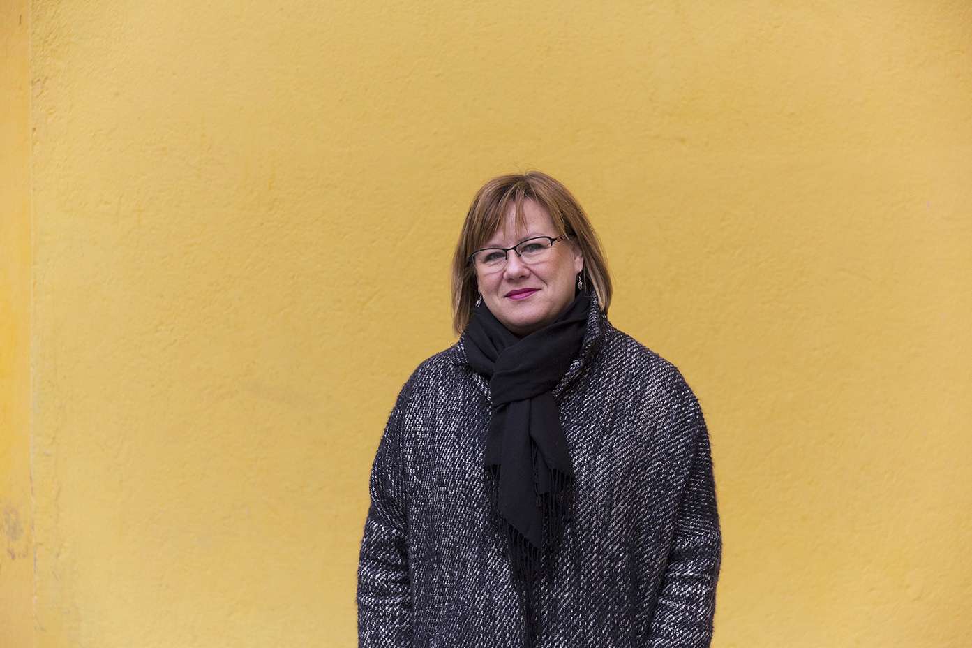 Elina Pirjatanniemi i grå ytterjakca och tjock halsduk