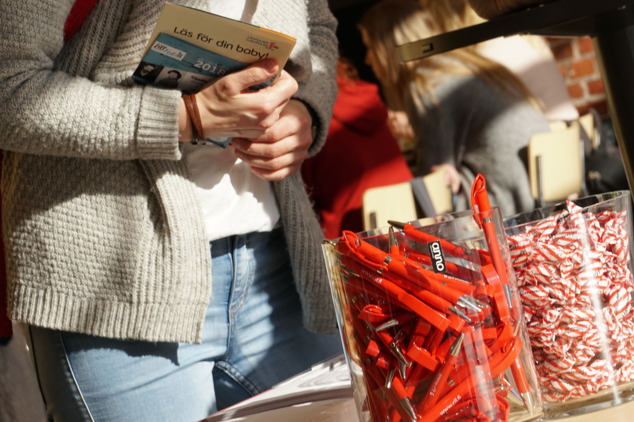 Åskådare vid ett seminarium vid Academills foajé.