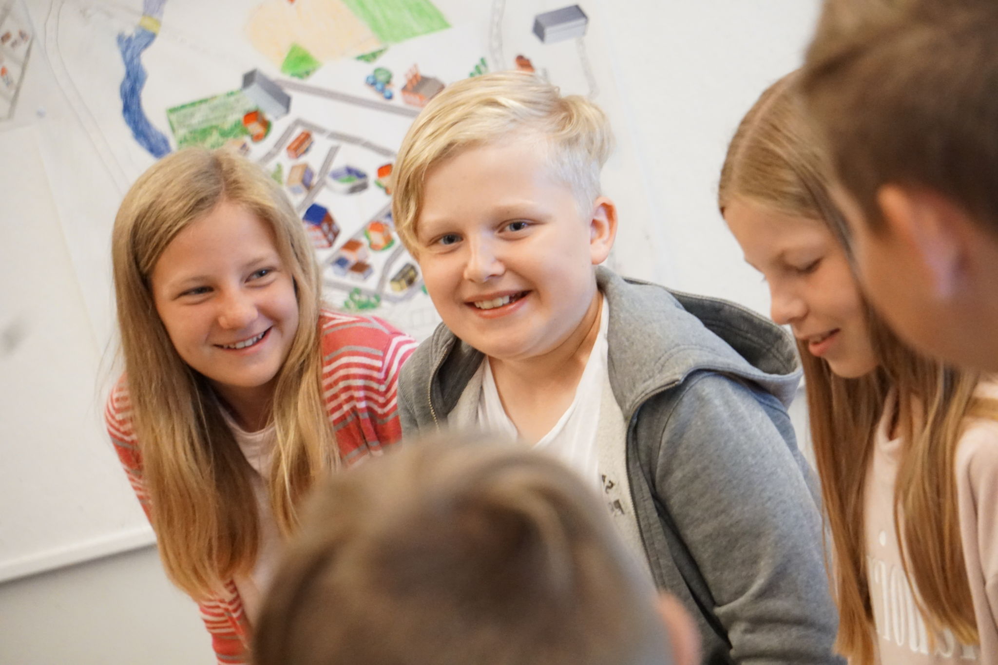 Bild på glada barn i klassrummet.