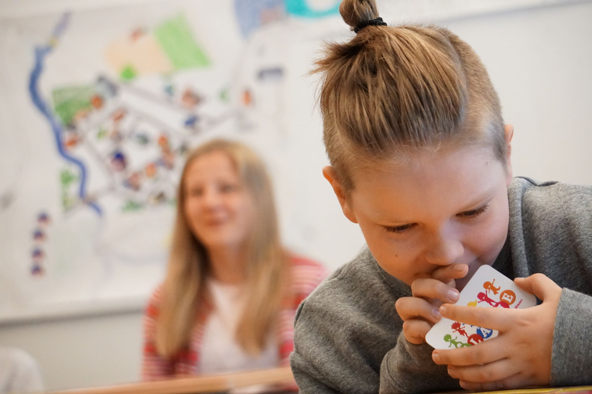 Bild på glada barn i klassrummet