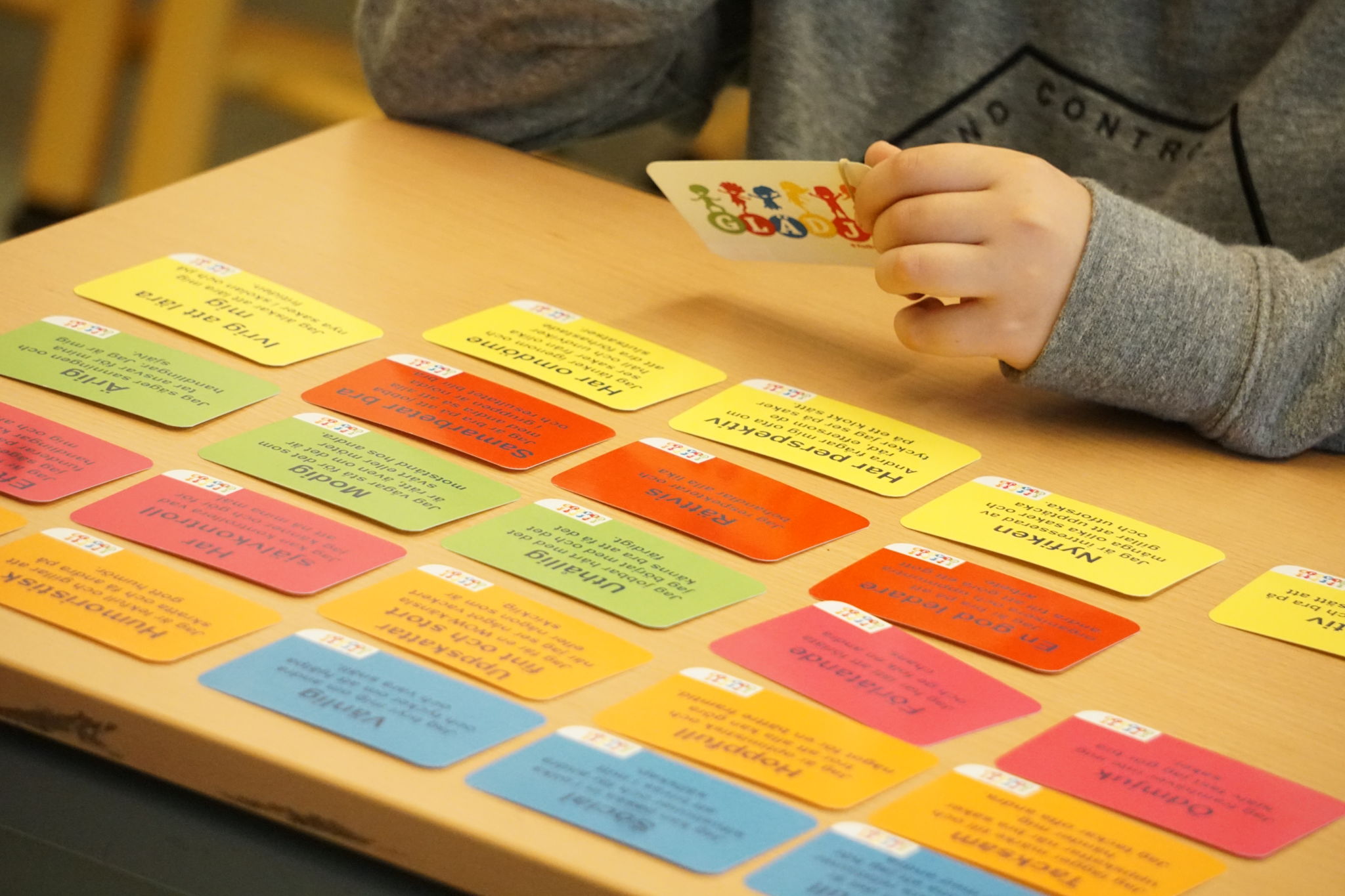 Bild på flertalet kort med positiva känslor.