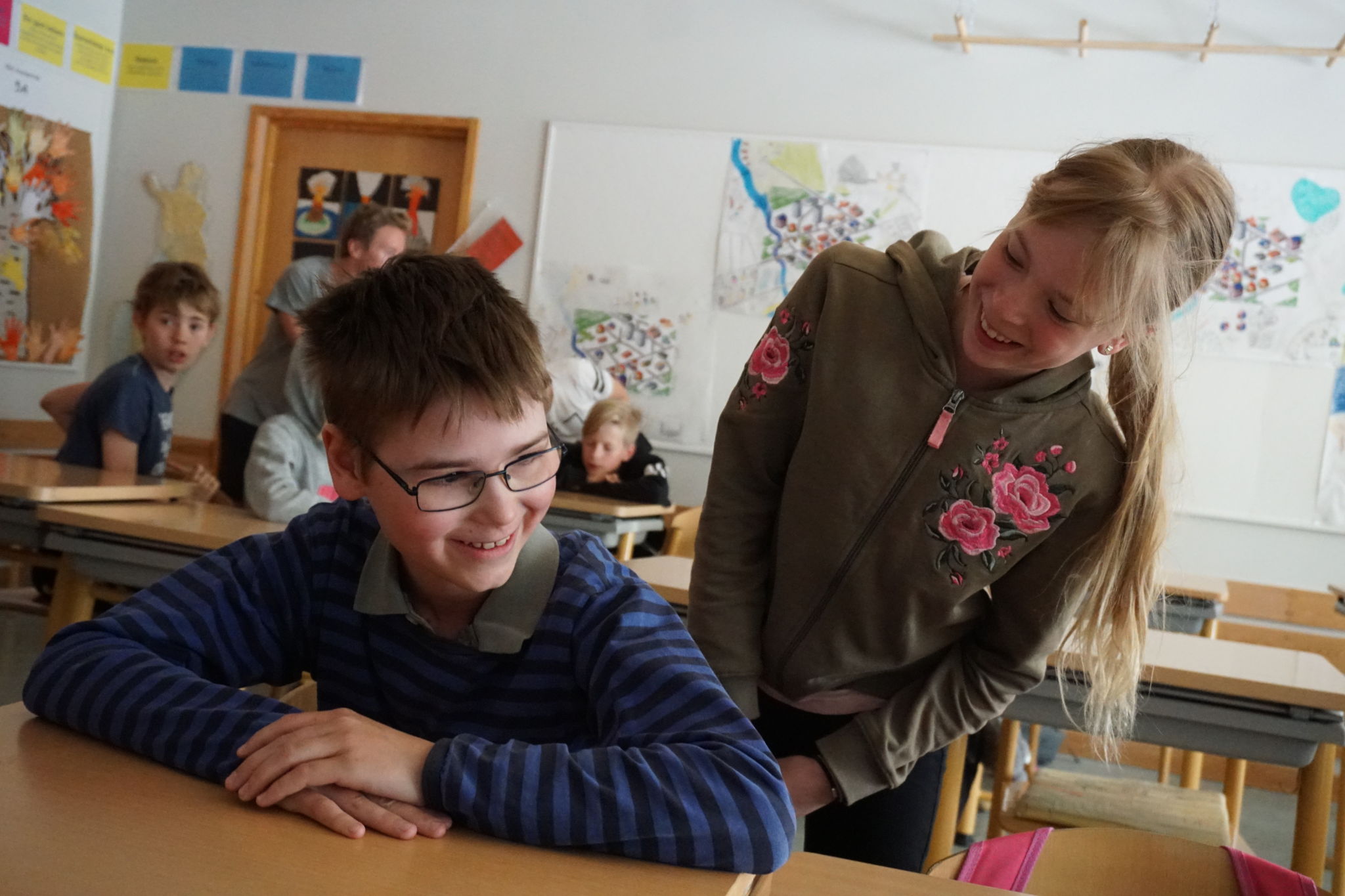 Kompismassage i klassrummet.