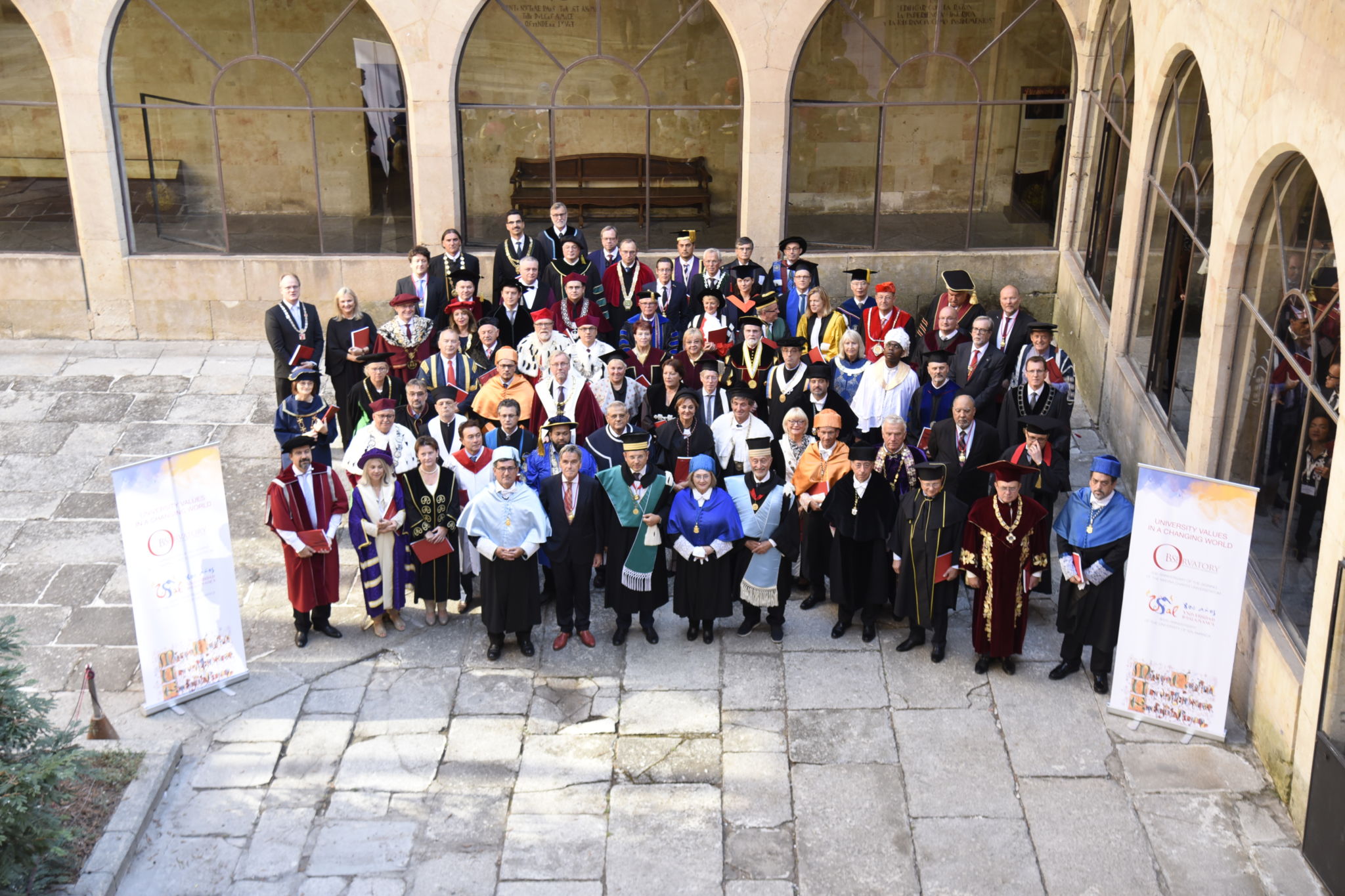 Människosamling med personer som undertecknat Magna Charta Universitatum. Många mer eller mindre färgglada uniformer och allehanda mantlar.