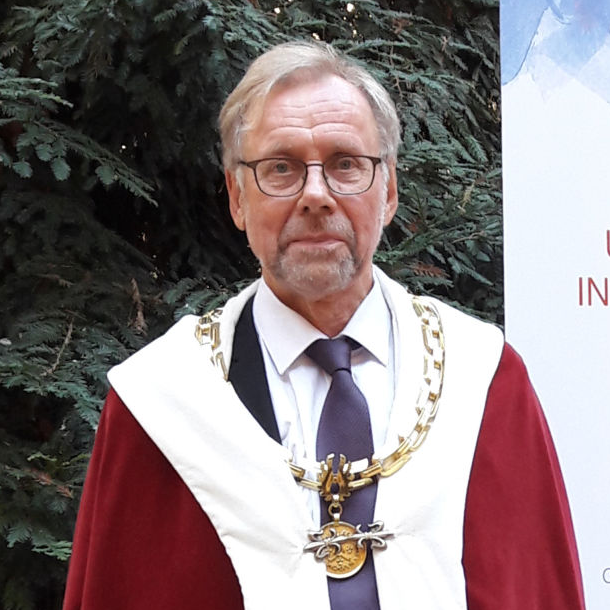 Åbo Akademis rektor Mikko Hupa iförd rektorskappa och rektorskedja