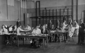 Svartvit bild på deltagare i kursen i zootomi (djuranatomi) under Akademiska sommarkurserna i Åbo 1917.