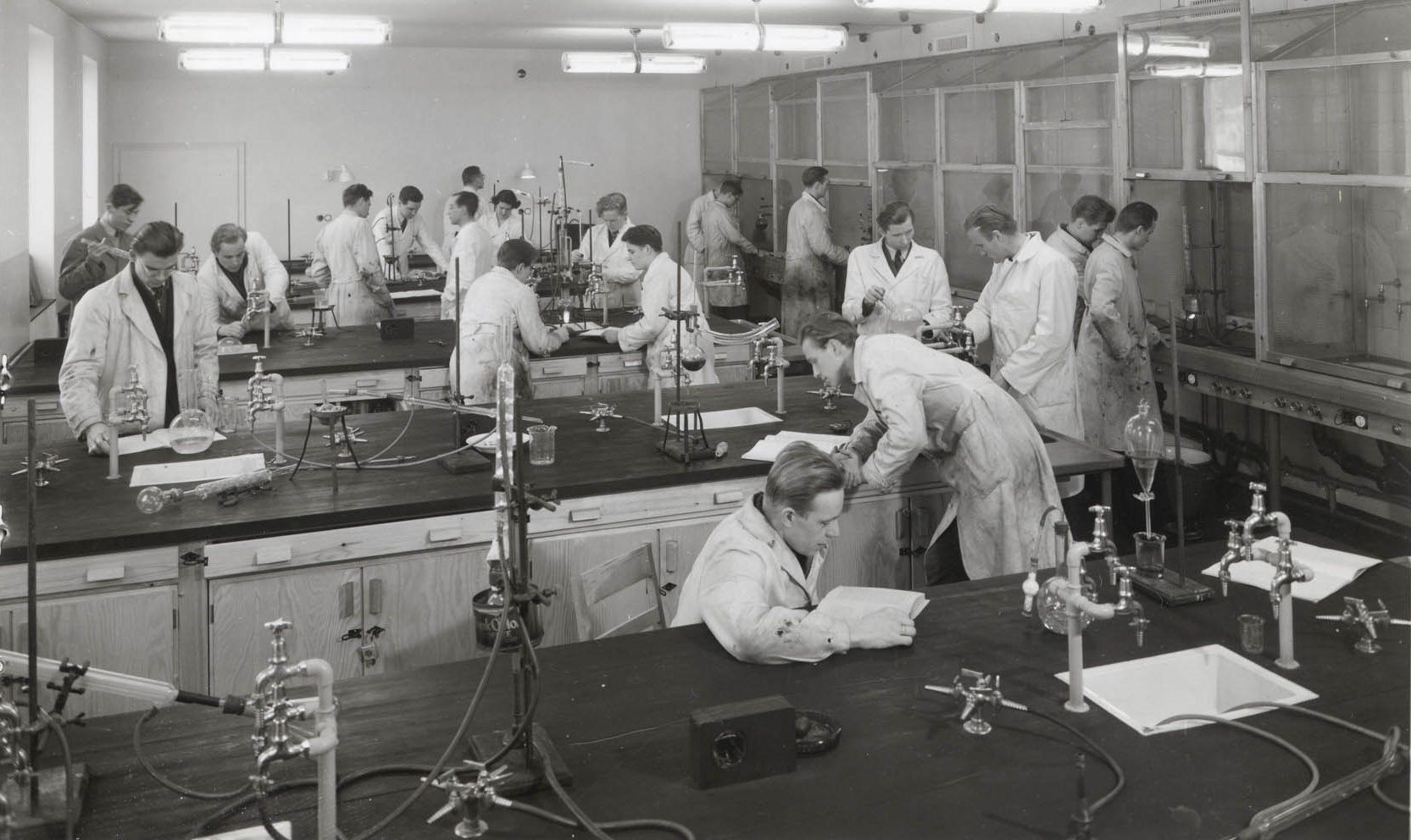 Kemistudenter jobbar i et laboratorium 1954.