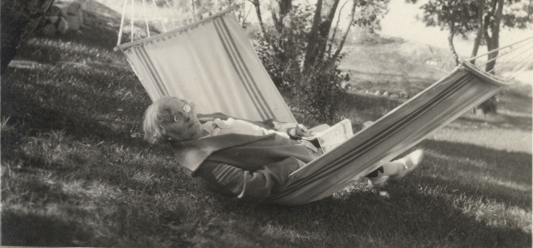 Alma Söderhjelm ligger i en hängmatta