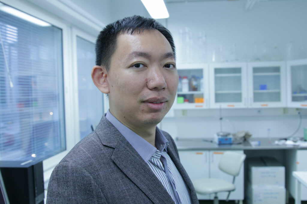 Hongbo Zhang i laboratoriemiljö.