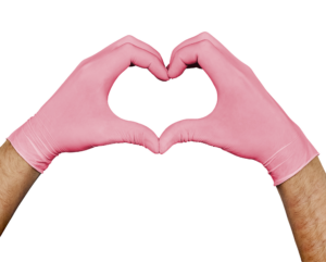 Händer iklädda rosa gummihandskar formar ett hjärta. Vit bakgrund.