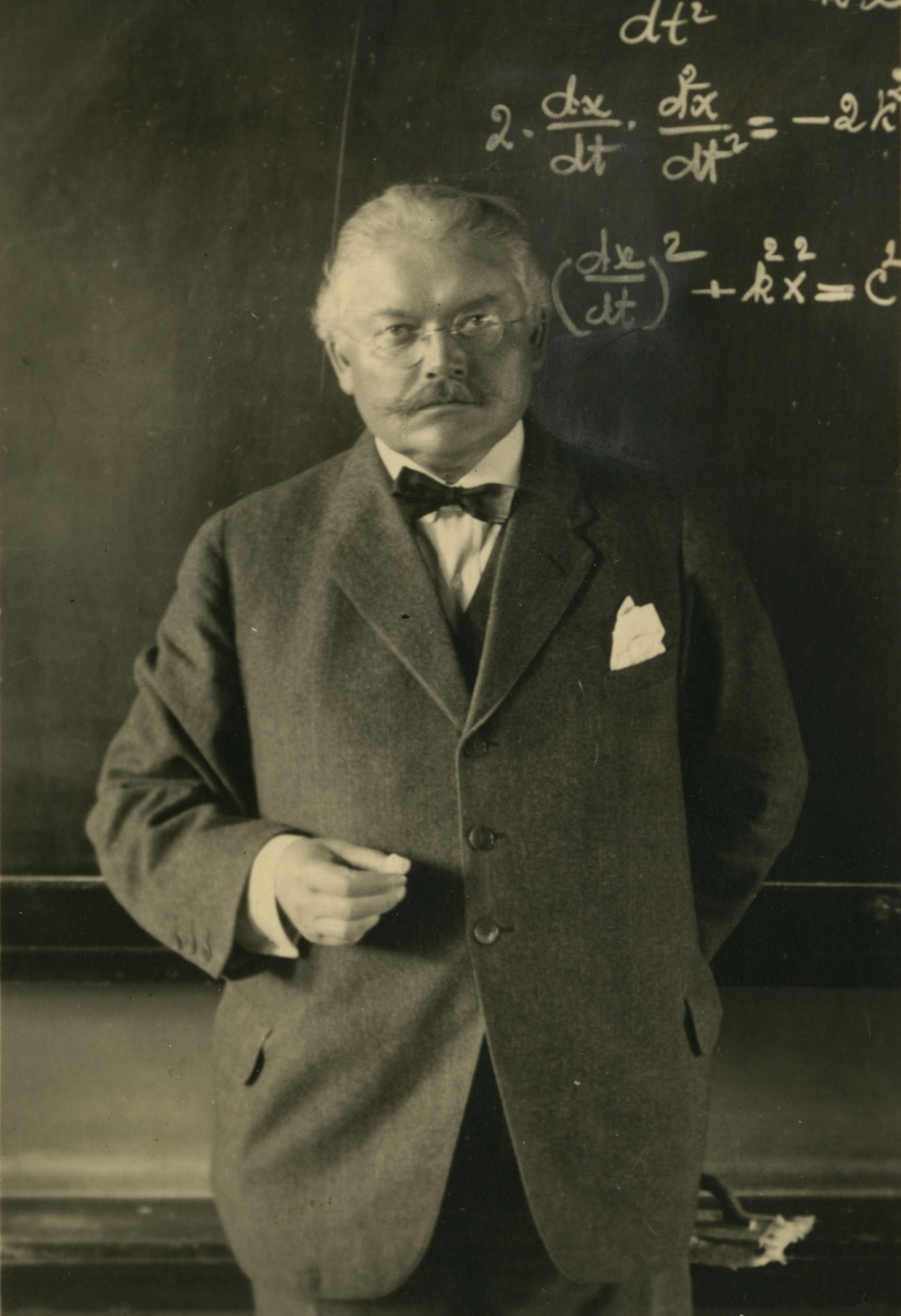 En sträng man står framför krittavalan