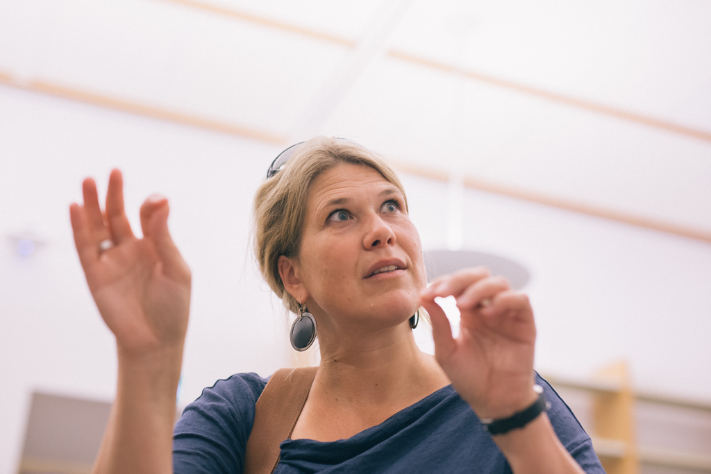 Professor Cecilia Sahlgren gestikulerar med händerna.