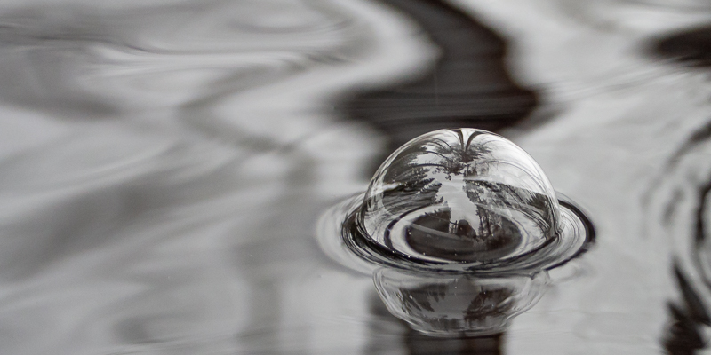 Bubbla på vattenytan