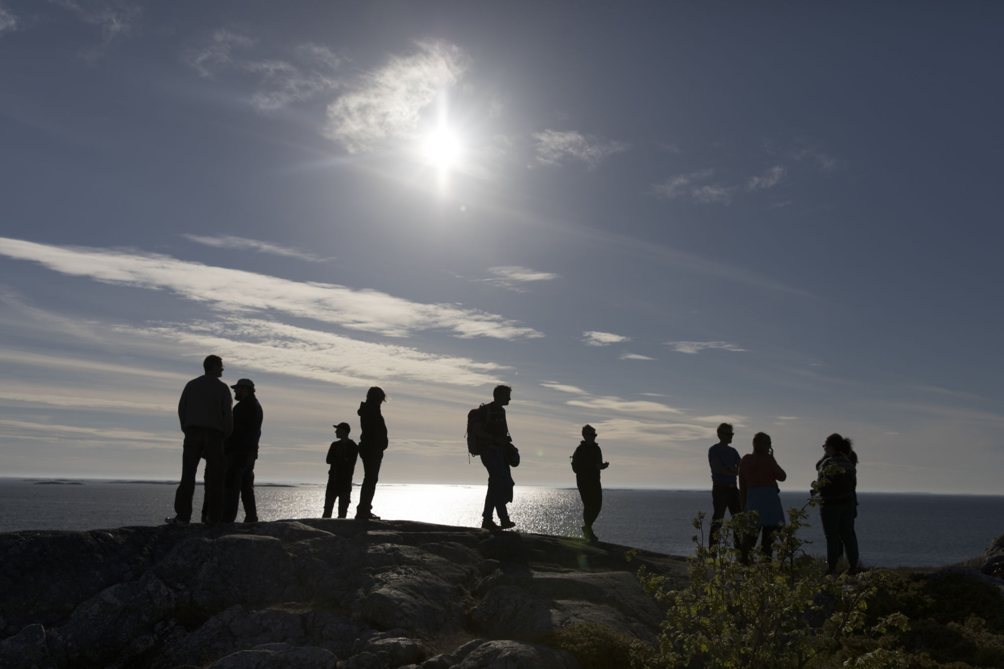 Vandrare i motljus på ett berg