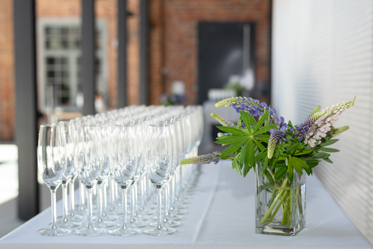 BLommor och champagneglas