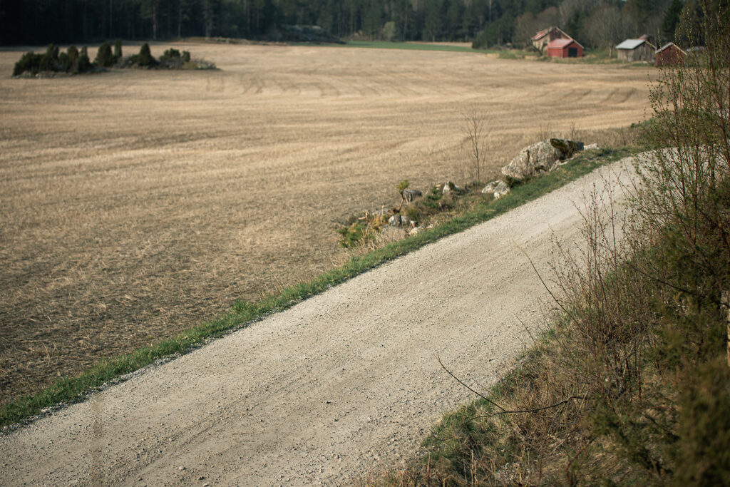 Grusväg framför åker.