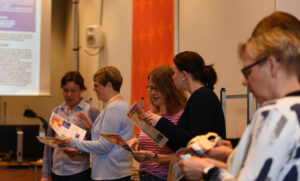 Kvinnor på rad diskuterar hållbarhetsmål