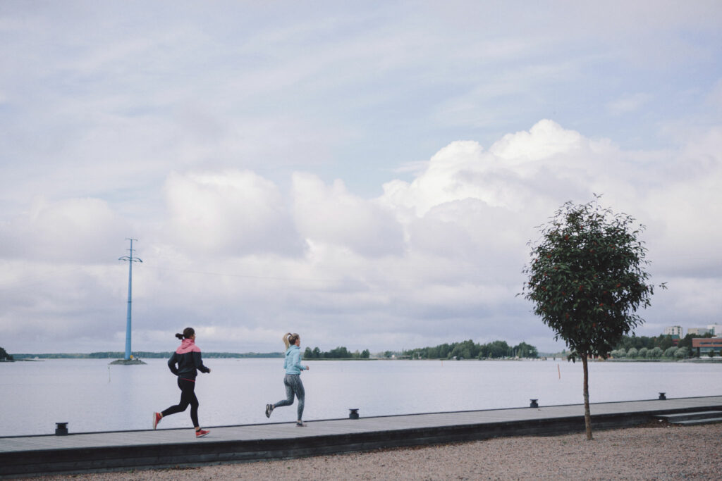 Två löpande studerande.