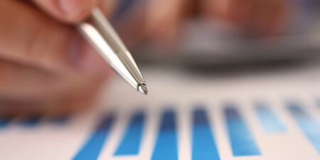 en penna pekar mot en tabell på papper
