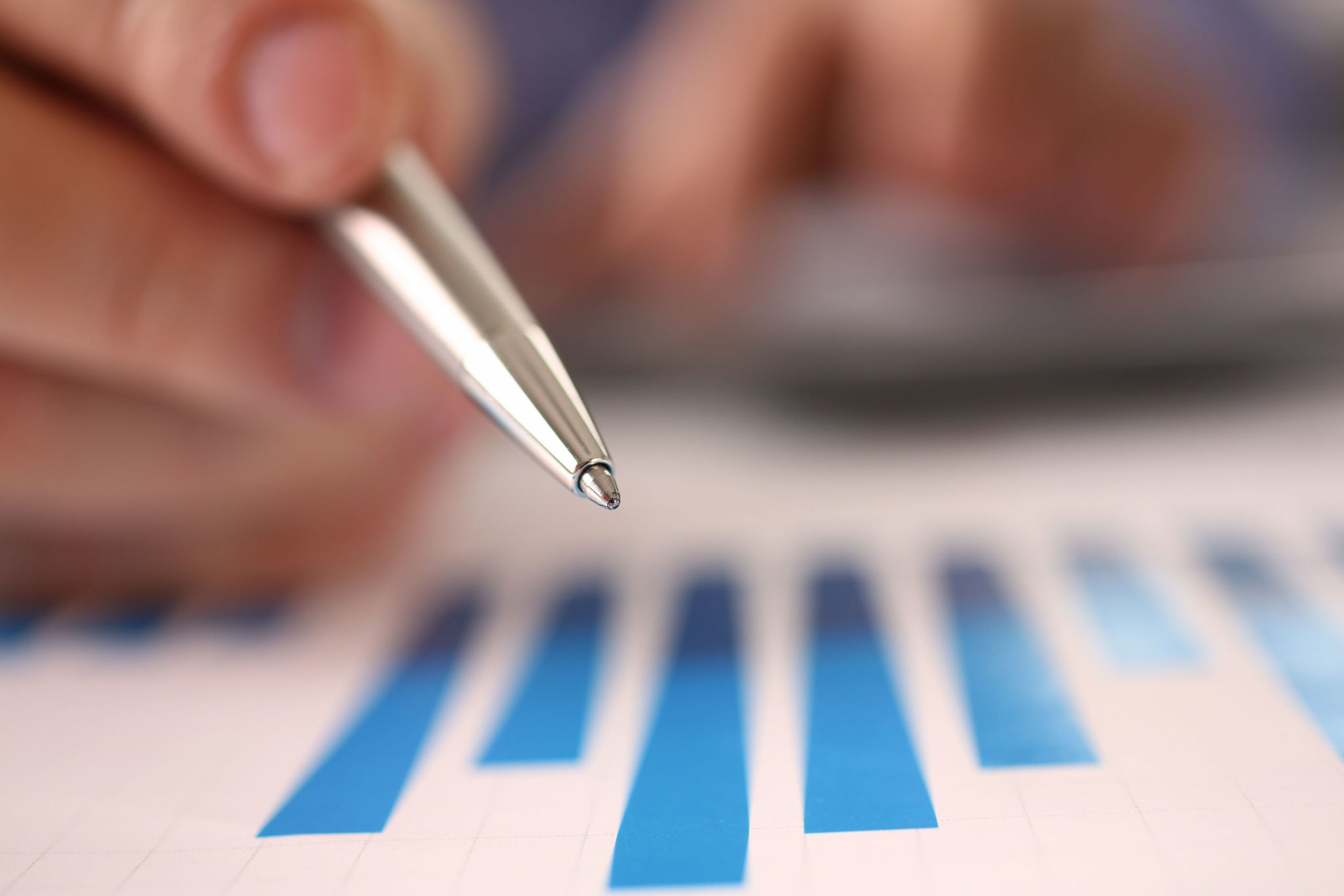 en penna pekar mot en tabell på papper