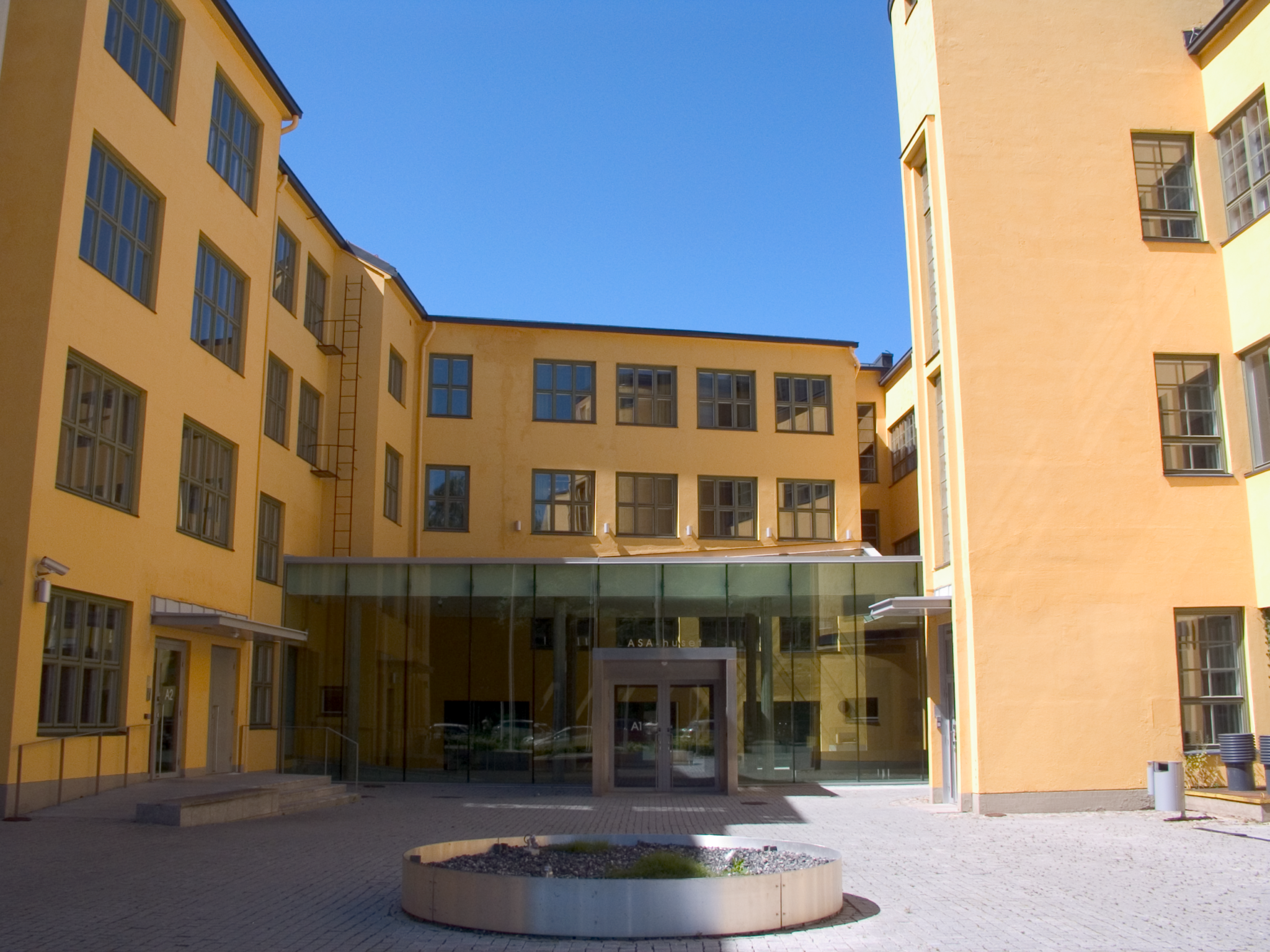 ASA-husets huvudingång från utsidan
