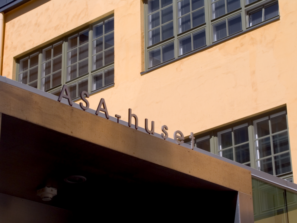 Huvudingångens husvägg vid ASA-huset