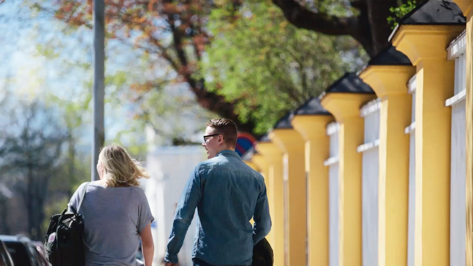 Studerande går på solig gata.