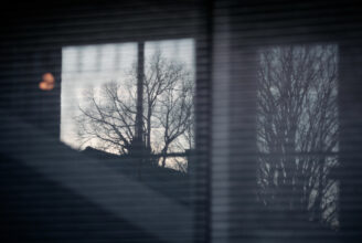 Reflektion i fönster.