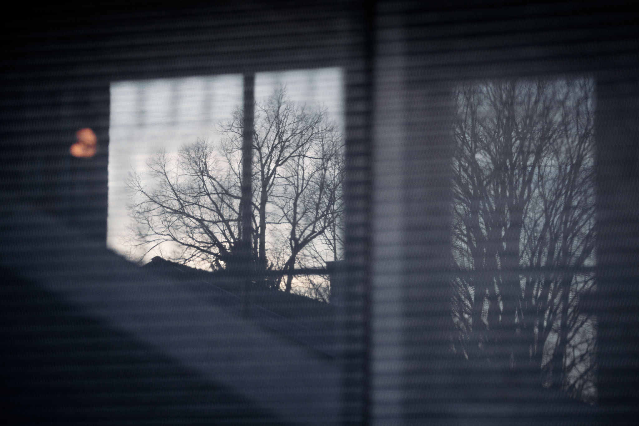 Reflektion i fönster.