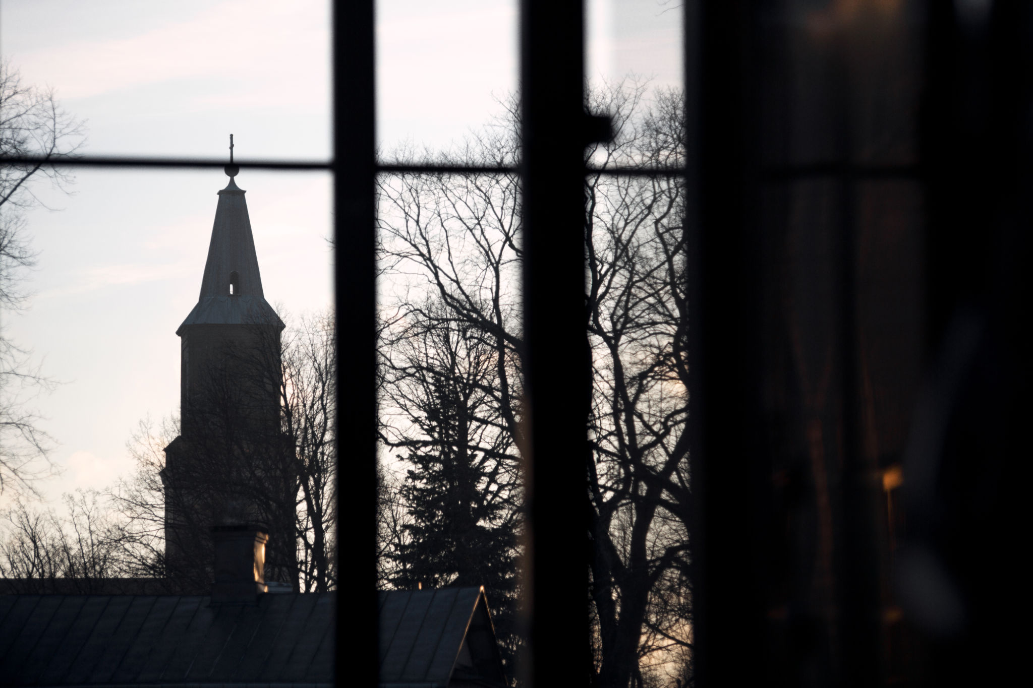 Vy av Åbo Domkyrka genom ett fönster.