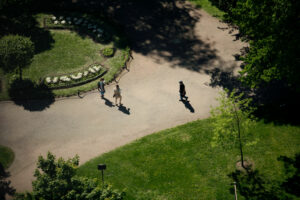 Fågelvy på människor som går i domkyrkoparken.