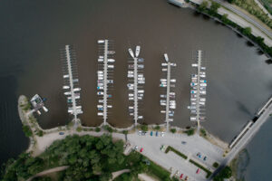 Fågelvy över en båthamn.