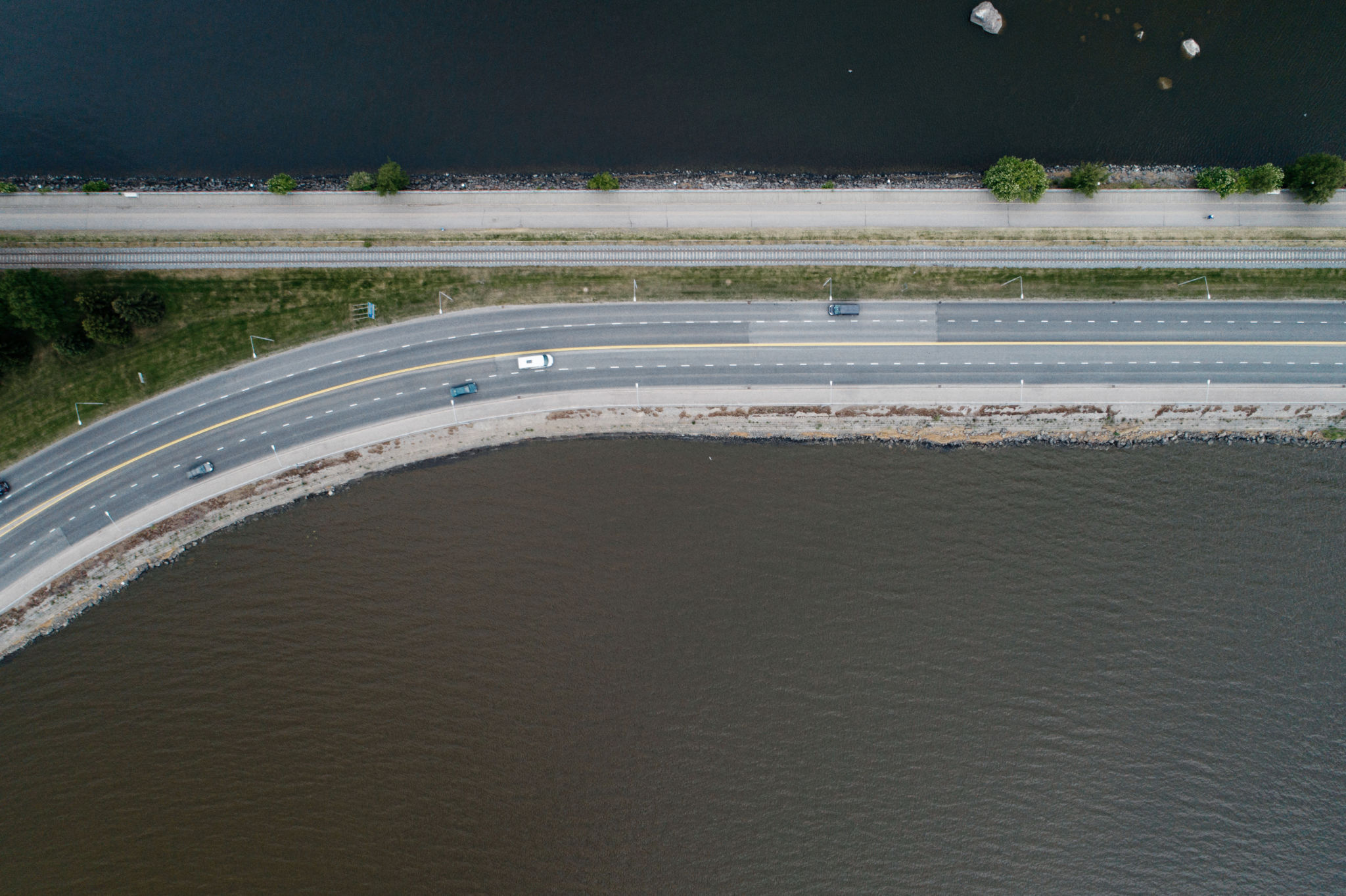 Fågelvy över bilväg.