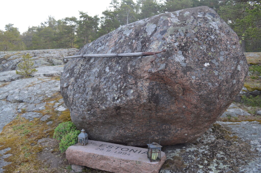 Minnesmärke i granit över Estoniaoffren.