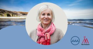 Maria Laamanen i mitten av en cirkel, mot en bakgrund av en havsbild. I nedre högra hörnet ÅAs logo och Havets logo.