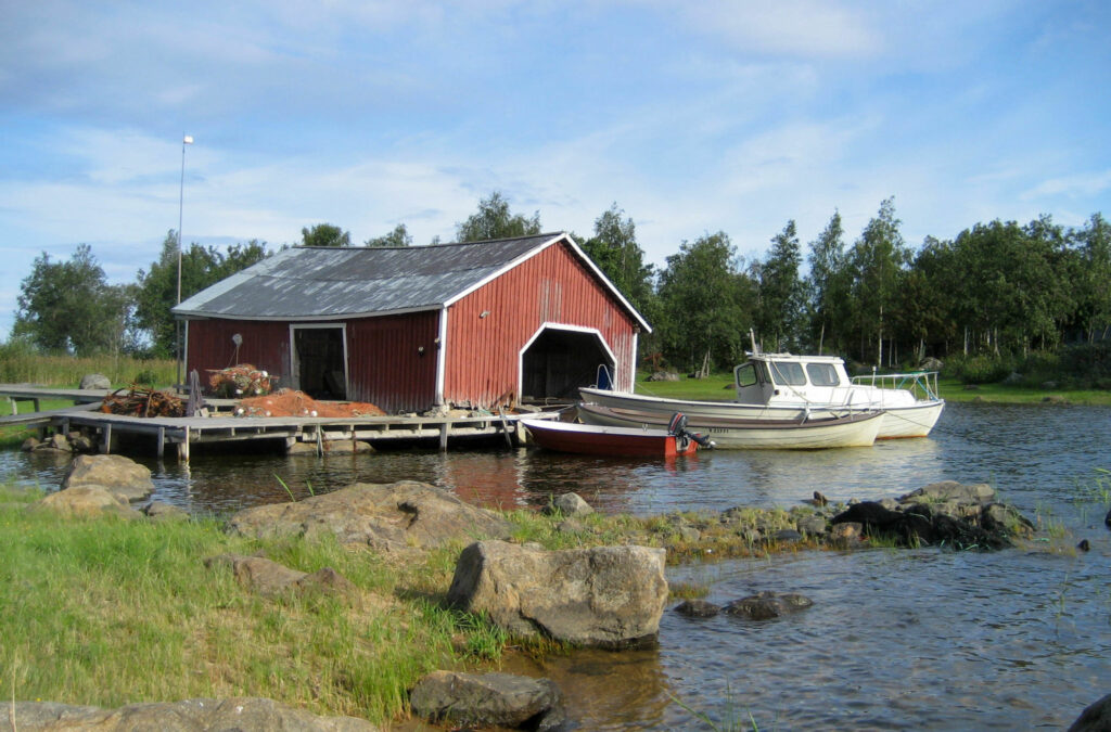 Ett båthus och en båt.